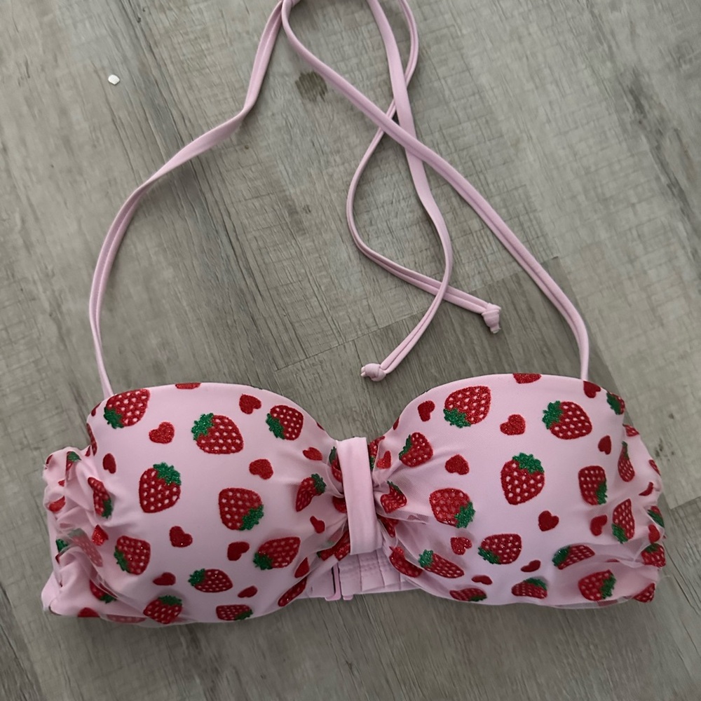 Hot topic swimsuit top size medium strawberry print new without tags